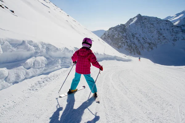 滑雪，冬天，孩子-在山腰上的滑雪者 — 图库照片