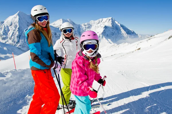 Sci, divertimento invernale - sciatori felici in vacanza sugli sci — Foto Stock