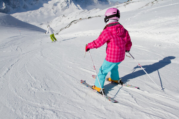 Катание на лыжах, лыжники на лыжной трассе - детский спуск на лыжах, лыжный урок
