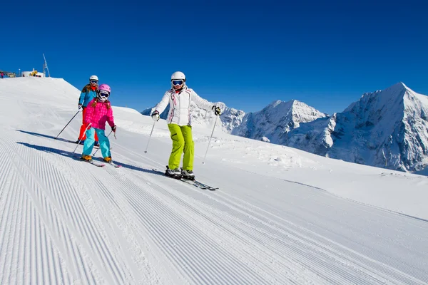 Esquí, invierno, clases de esquí - esquiadores en pista de esquí —  Fotos de Stock