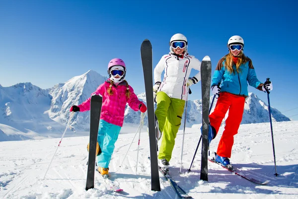 Sci, divertimento invernale - sciatori felici in vacanza sugli sci — Foto Stock