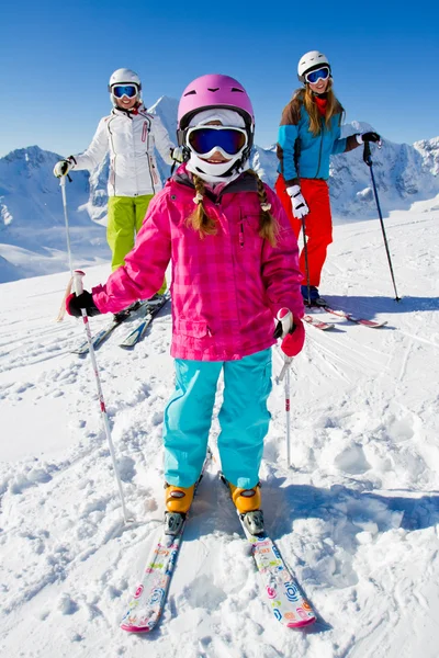 Skidåkning, vinter kul - glad skidåkare på skidsemester — Stockfoto