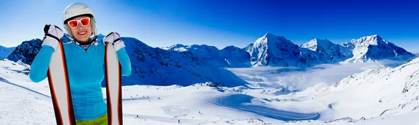 Esquí, mujer disfrutando de vacaciones de esquí —  Fotos de Stock
