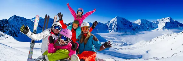 Ski, neige et plaisir hivernal - heureuse équipe de ski familiale — Photo