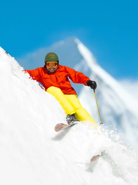 Ski, skieur, freeride dans la neige fraîche en poudre — Photo