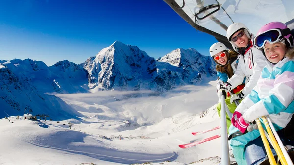 Téléski, ski, station de ski - skieurs heureux sur téléski — Photo