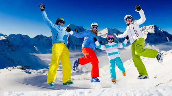 Lyží, sněhu a zimní radovánky - šťastný rodinný lyžařský tým — Stock fotografie