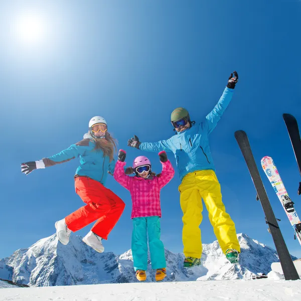 Kayak, kar ve kış eğlence - mutlu aile Kayak Takımı