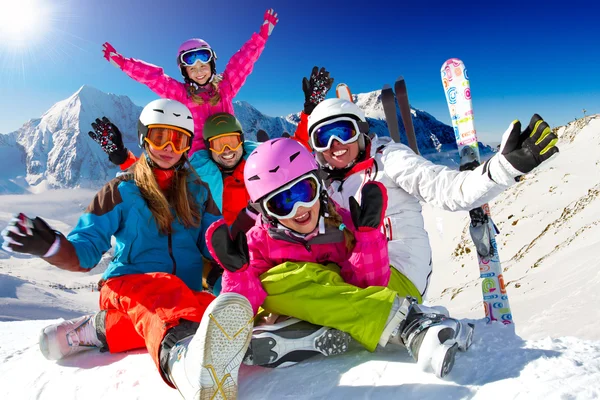 스키, 눈과 겨울 재미-행복 한 가족 스키 팀 스톡 사진