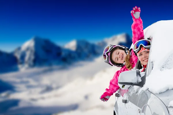 Winter, Ski - glückliche Familie im Skiurlaub unterwegs Stockbild