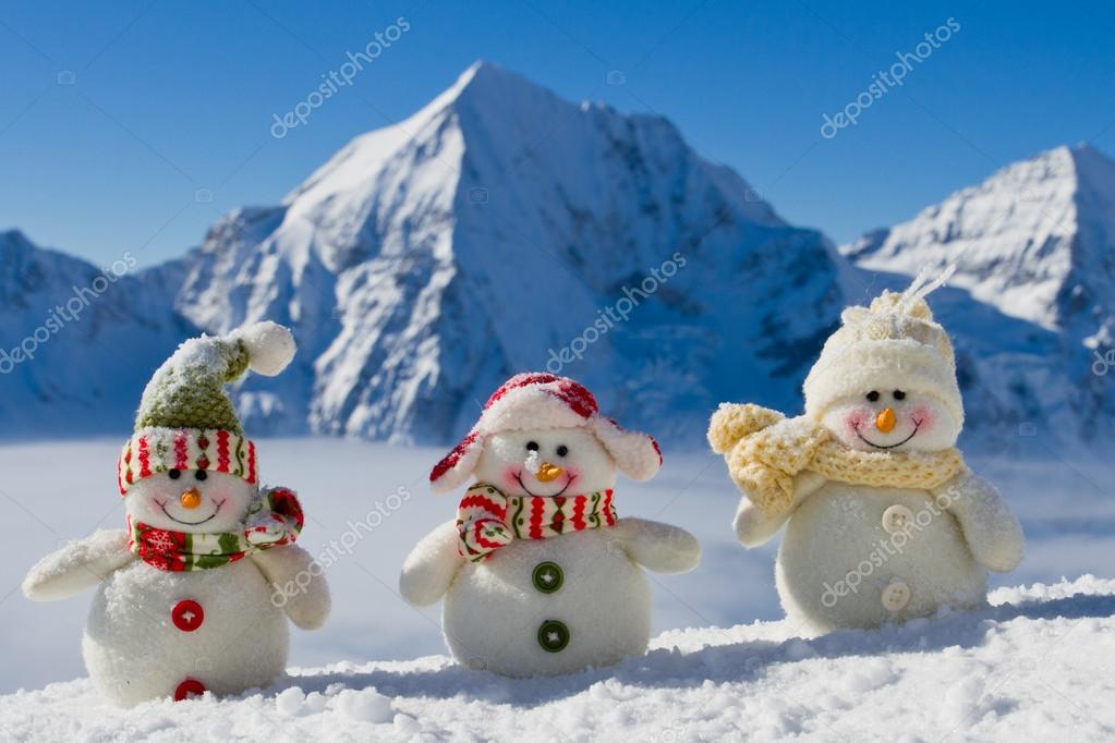 Зима, снег, солнце и веселье - счастливые друзья-снеговики — стоковое фото