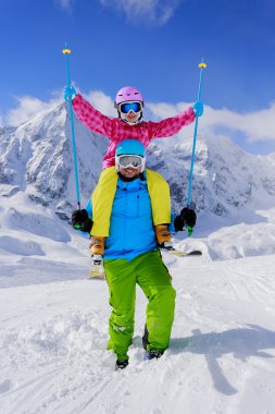 Kayak, kış, kar, kayakçı, güneş ve eğlence - aile kış keyfi