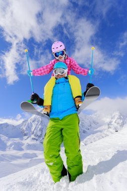 Kayak, kış, kar, kayakçı, güneş ve eğlence - aile kış keyfi