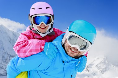 Kayak, kış, kar, kayakçı, güneş ve eğlence - aile kış keyfi