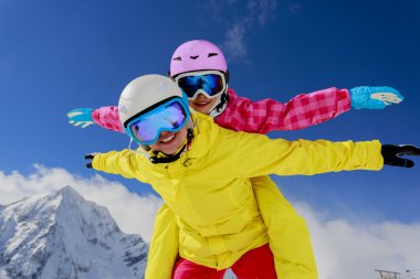 Kayak, kayakçı, kar ve eğlence - kış tatil keyfi aile
