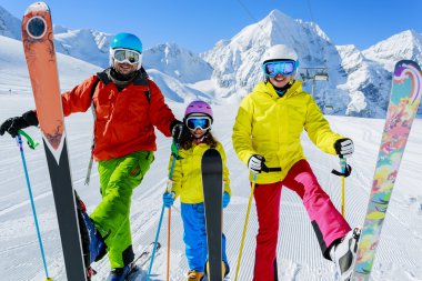 Kayak, kayakçı, güneş ve eğlence - aile enyoing kış tatili