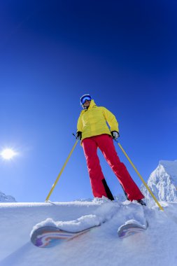 Kayak, kayakçı, kadın - freeride taze toz karda 