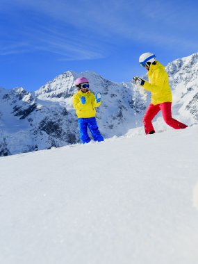 Kayak, kayakçı, güneş ve kış eğlence - aile kayakçı kış keyfi