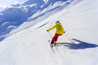 Kayak, kayakçı, kış sporu - yokuş aşağı kayan kadın