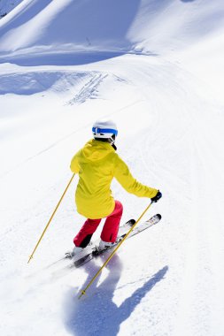 Kayak, kayakçı, kış sporu - yokuş aşağı kayan kadın