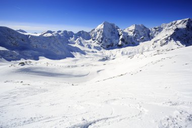 Kış dağlar - İtalyan Alpleri'nde Kayak pistleri