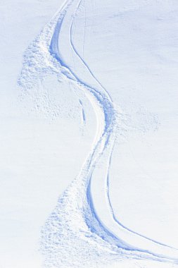 Kayak, kar - freeride toz karda izler