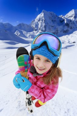 Kayak, kış eğlence - Kayak tatil keyfini tatlı kayakçı kız