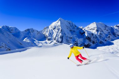 Kayak, kayakçı, kış sporu - yokuş aşağı kayan kadın