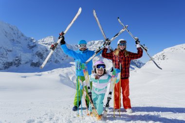 Kayak, kayakçı, güneş ve eğlence - aile enyoing kış tatili
