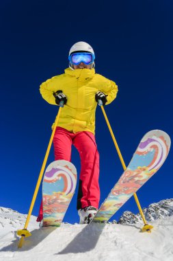 Kayak, kayakçı, güneş ve kış eğlence - kadının Kayak tatil