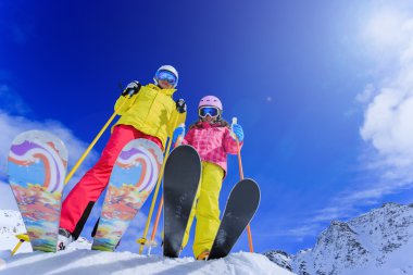 Kayak, kayakçı, güneş ve kış eğlence - kayakçı Kayak tatil keyfi