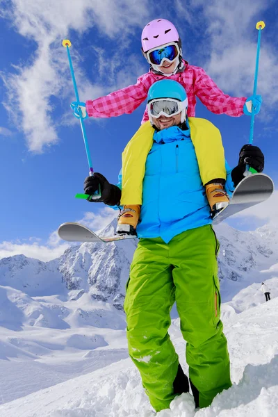 Ski, zima, śnieg, narciarzy, słońca i zabawy - rodziny, ciesząc się zima — Zdjęcie stockowe
