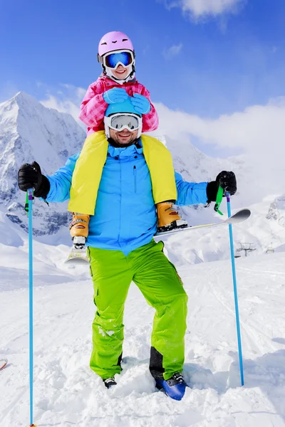 Esqui, inverno, neve, esquiadores, sol e diversão - família desfrutando de inverno — Fotografia de Stock