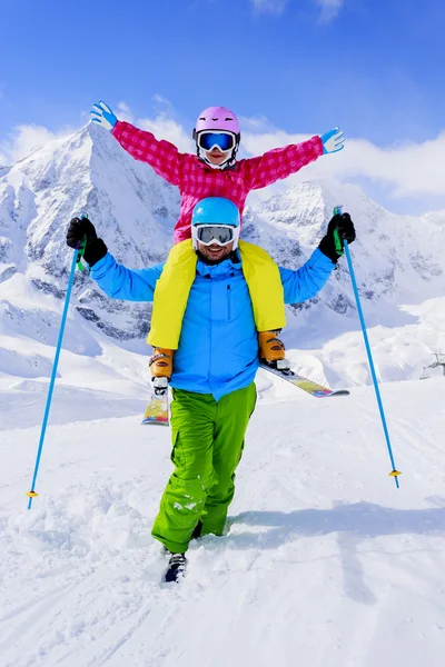 Ski, hiver, neige, skieurs, soleil et plaisir en famille profiter de l'hiver — Photo