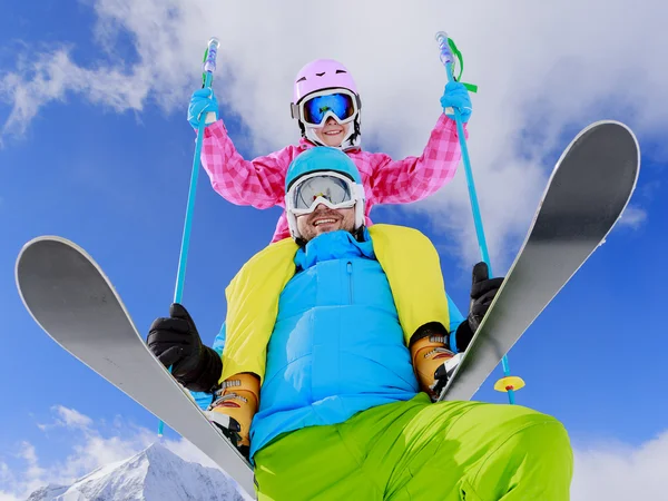 Sci, inverno, neve, sciatori, sole e divertimento - la famiglia si gode l'inverno — Foto Stock