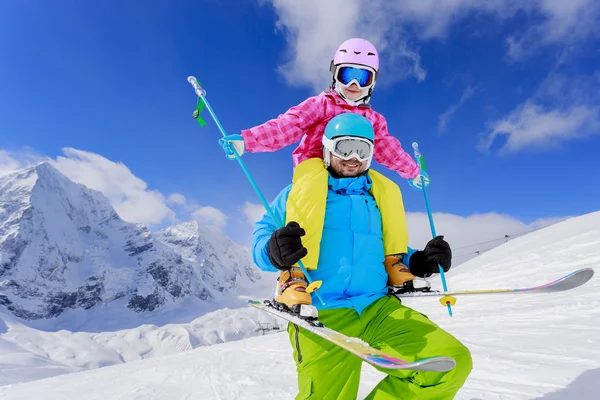 Kayak, kış, kar, kayakçı, güneş ve eğlence - aile kış keyfi