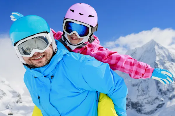 Ski, winter, sneeuw, skiërs, zon en fun - familie genieten van de winter — Stockfoto