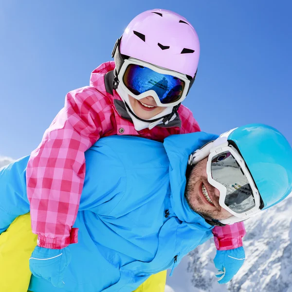 Lyže, zima, sníh, lyžaři, slunce a zábavy - rodina těší zimní — Stock fotografie