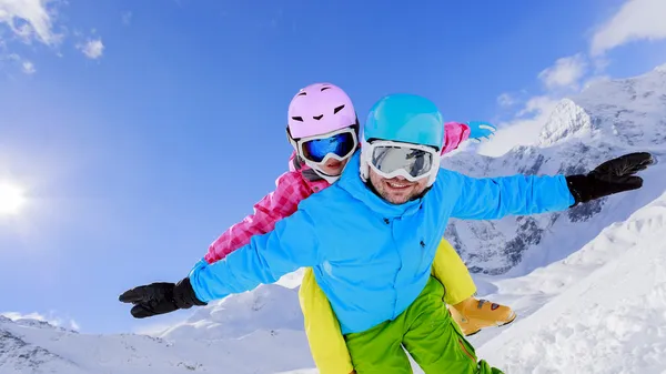 Ski, vinter, snö, skidåkare, solen och kul - familjen njuter av vintern — Stockfoto