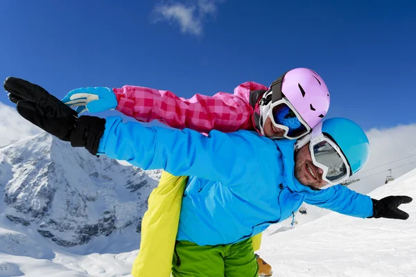 Ski, vinter, snö, skidåkare, solen och kul - familjen njuter av vintern — Stockfoto