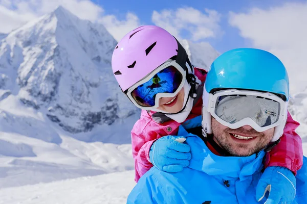 Sci, inverno, neve, sciatori, sole e divertimento - la famiglia si gode l'inverno — Foto Stock