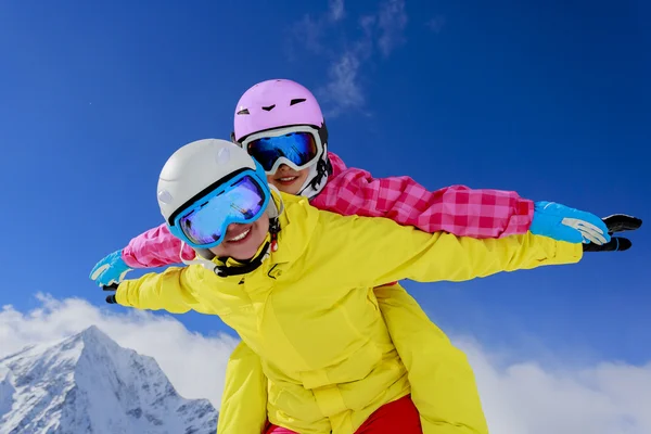 Ski, esquiador, neve e diversão - família desfrutando de férias de inverno — Fotografia de Stock