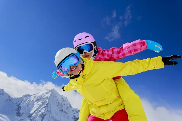 Ski's, skiër, sneeuw en fun - familie genieten van winter vakanties — Stockfoto