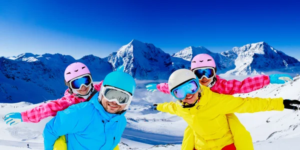 Ski, vinter, snö, skidåkare, solen och kul - familjen njuter av vintern — Stockfoto