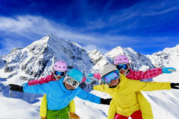 Ski, hiver, neige, skieurs, soleil et plaisir en famille profiter de l'hiver — Photo