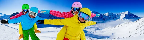 Ski, winter, snow, skiers, sun and fun - family enjoying winter — Stock Photo, Image