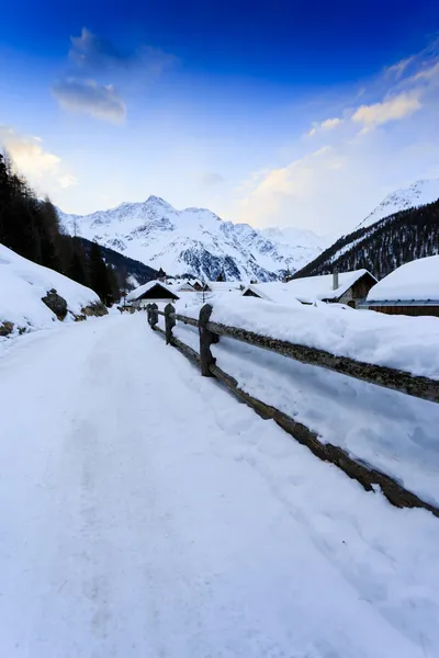 Winter vacations - winter scenery in the Alpine village — Stock Photo, Image