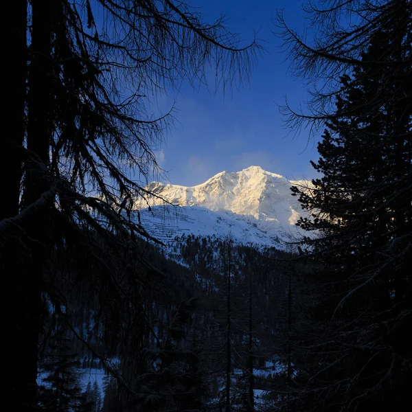 Zimowe góry, panorama - zachód słońca nad ośnieżone szczyty — Zdjęcie stockowe