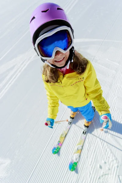 Esquí, estación de esquí, deportes de invierno - niño en vacaciones de esquí — Foto de Stock
