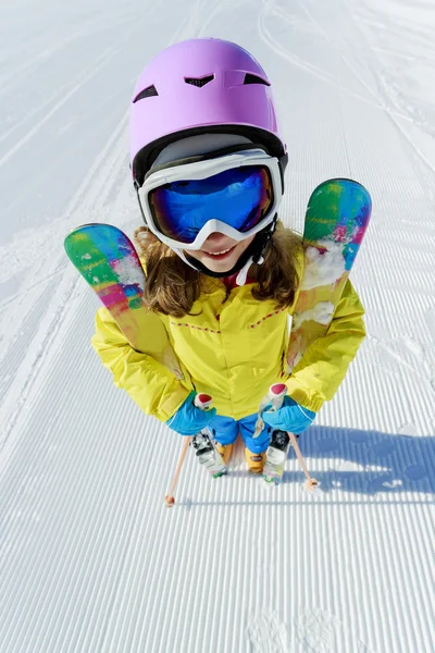 Sci, comprensorio sciistico, sport invernali - bambino in vacanza sugli sci — Foto Stock